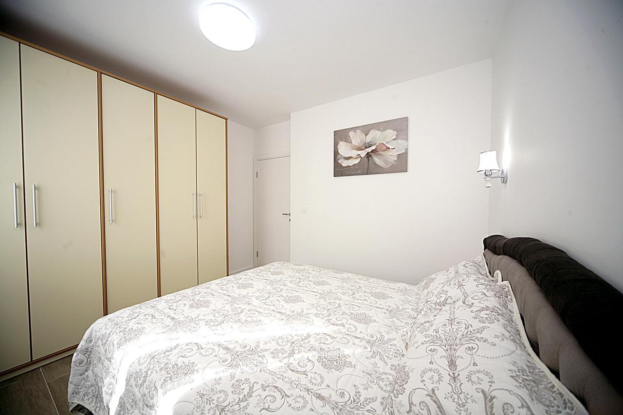 Sea Star Apartment Dobra Voda Exteriör bild