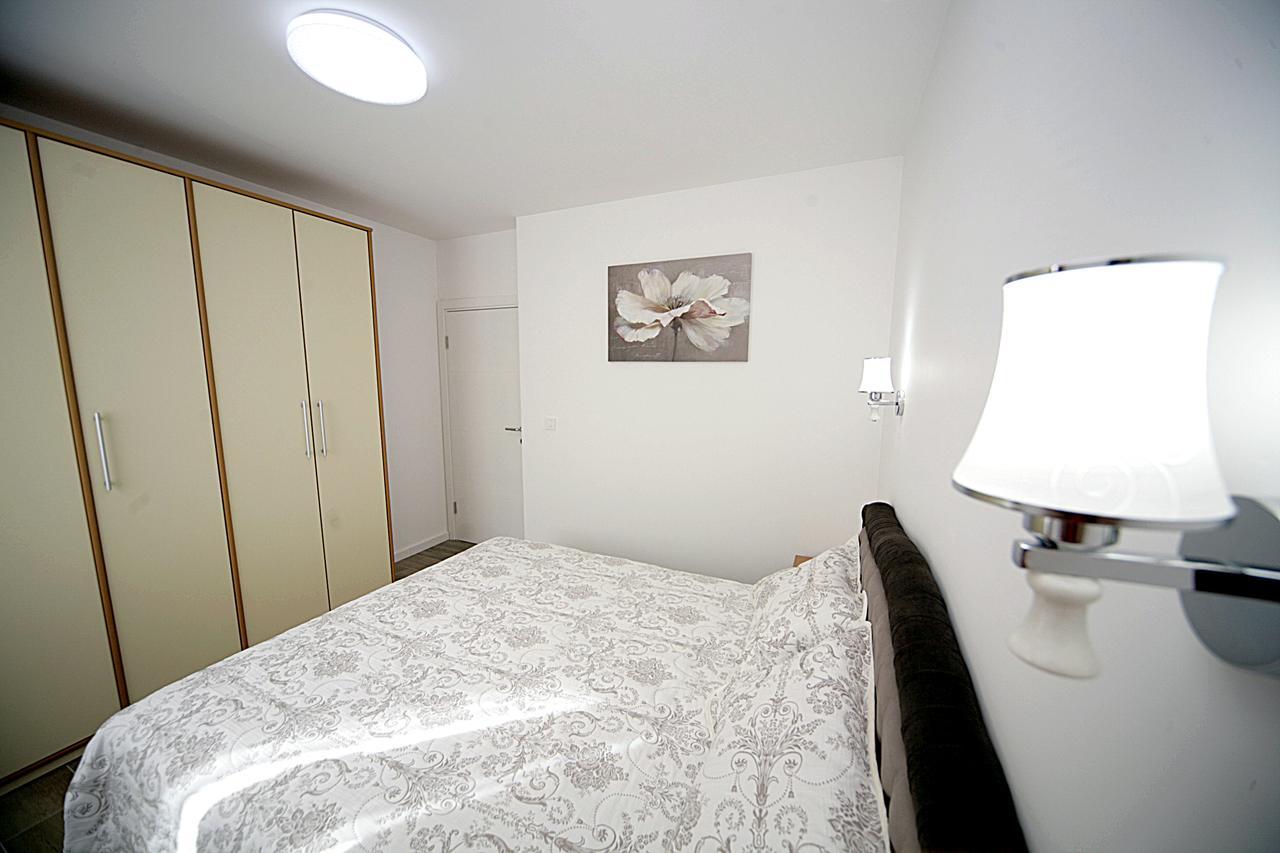 Sea Star Apartment Dobra Voda Exteriör bild